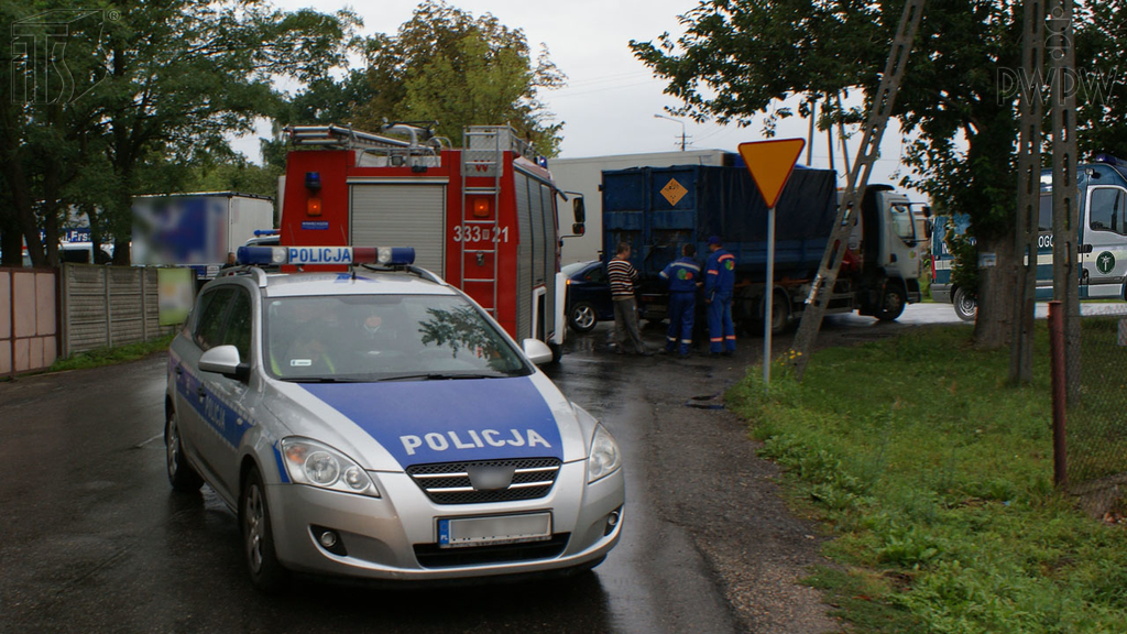 zdjecie do pytania - Którą z wymienionych służb powiadomisz, aby podjęła akcję ratowniczą, polegającą na neutralizacji substancji niebezpiecznej na drodze?