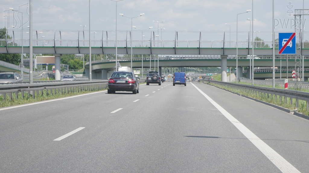 zdjecie do pytania - Jaka jest maksymalna dopuszczalna prędkość, z którą masz prawo jechać drogą za tym znakiem, gdy kierujesz autobusem spełniającym dodatkowe warunki techniczne o dopuszczalnej prędkości do 100 km/h?