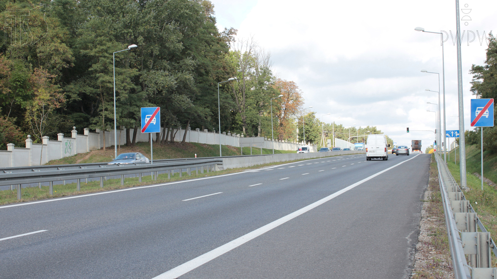 zdjecie do pytania - Jaka jest maksymalna prędkość, z którą masz prawo jechać drogą za tym znakiem, gdy kierujesz autobusem spełniającym dodatkowe warunki techniczne o dopuszczalnej prędkości do 100 km/h?