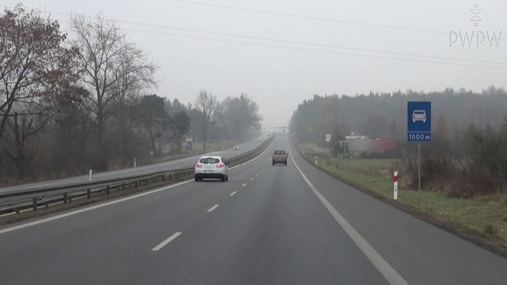 zdjecie do pytania - Jaka jest maksymalna prędkość, z którą masz prawo jechać drogą za tym znakiem, gdy kierujesz autobusem o długości do 6 m?