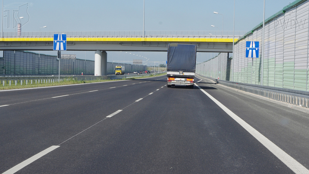 zdjecie do pytania - Jaka jest maksymalna dopuszczalna prędkość, z którą masz prawo jechać drogą za tym znakiem, gdy kierujesz autobusem o liczbie miejsc nie większej niż 15?