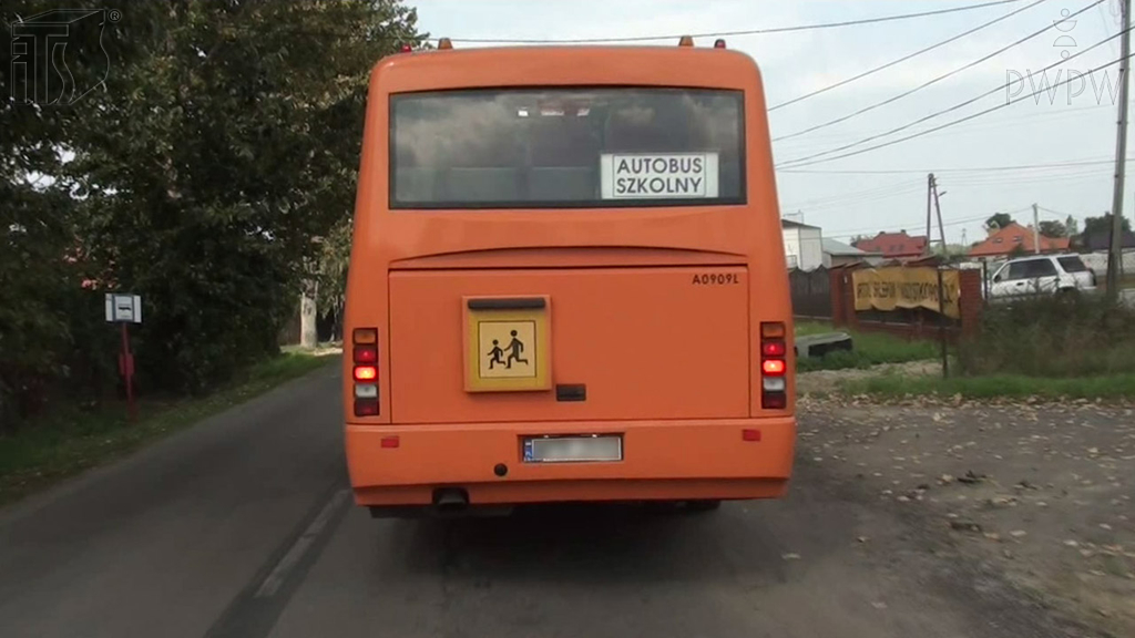 zdjecie do pytania - Który z tych elementów stanowi obowiązkowe wyposażenie autobusu szkolnego?