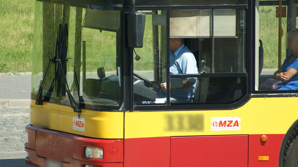 zdjecie do pytania - Który z przedmiotów stanowi obowiązkowe wyposażenie autobusu używanego w komunikacji miejskiej?