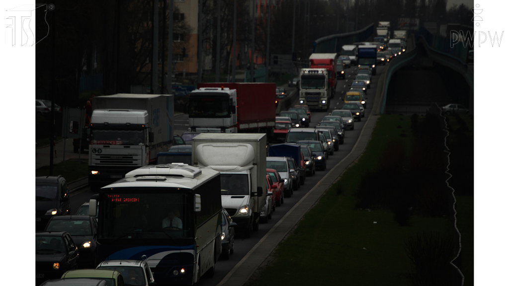 zdjecie do pytania - Kiedy, kierując autobusem, podczas jazdy od zmierzchu do świtu, możesz używać świateł drogowych?