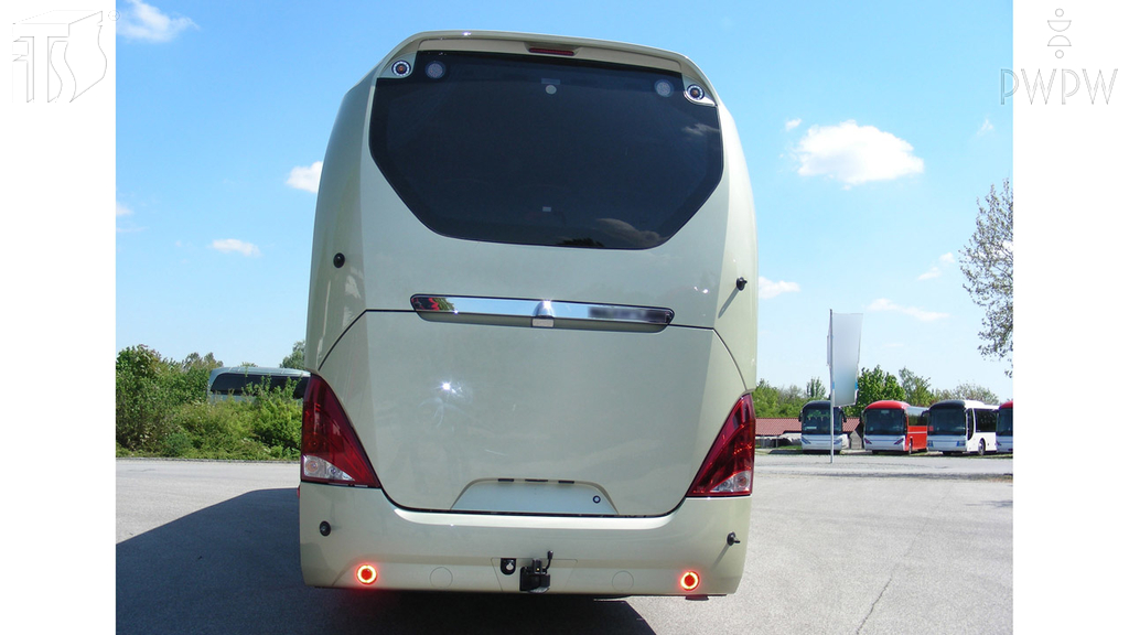 zdjecie do pytania - Kiedy kierując autobusem masz obowiązek wyłączyć tylne światła przeciwmgłowe?