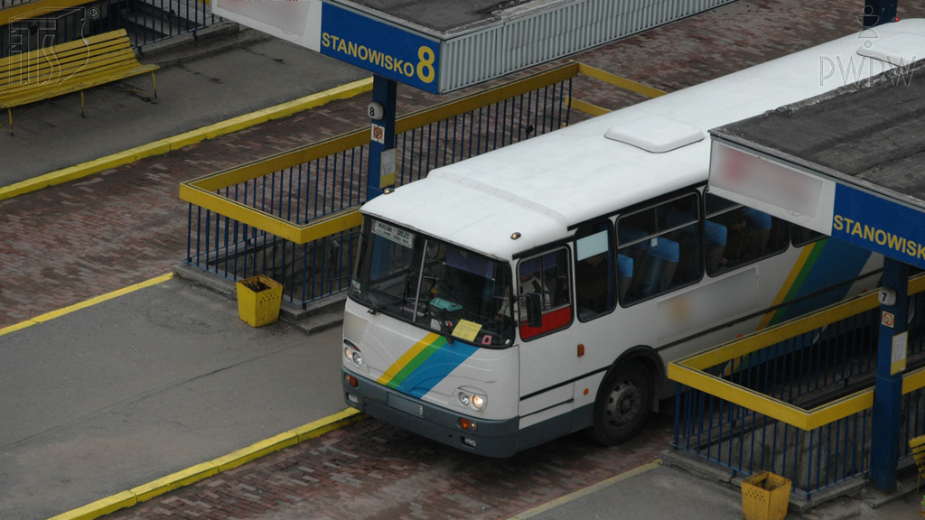 zdjecie do pytania - Jaki jest najbardziej efektywny sposób rozpędzania autobusu?