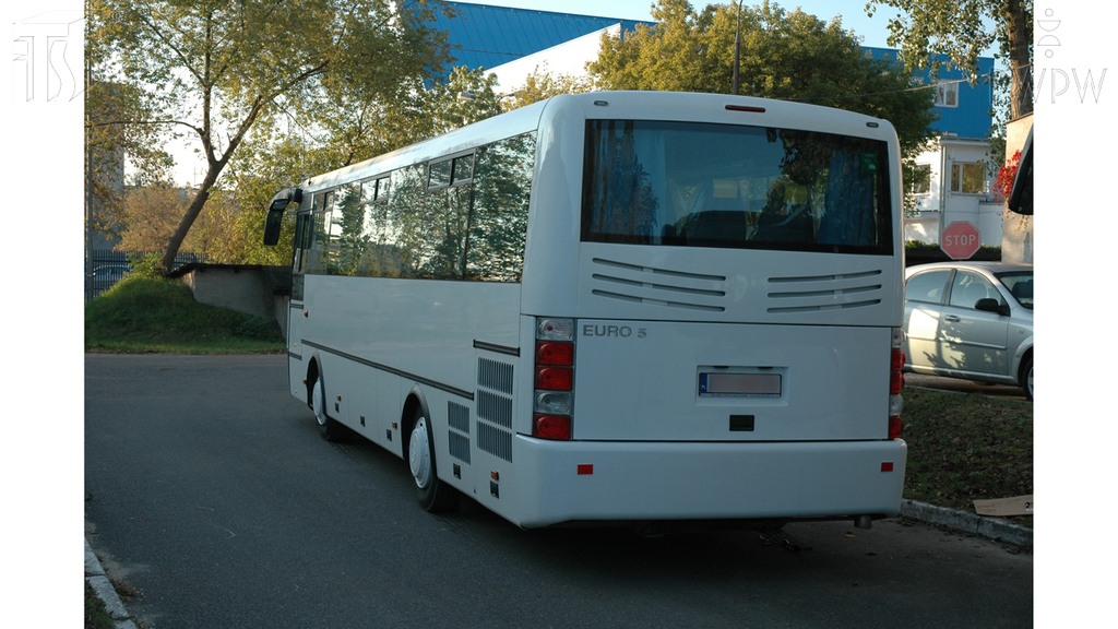 zdjecie do pytania - Którą z wymienionych czynności, kierując autobusem, powinieneś wykonać w celu uzyskania największej skuteczności nagłego hamowania?