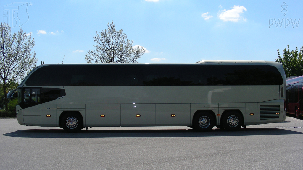 zdjecie do pytania - Co powinien zrobić kierowca autobusu przed rozpoczęciem manewru cofania?