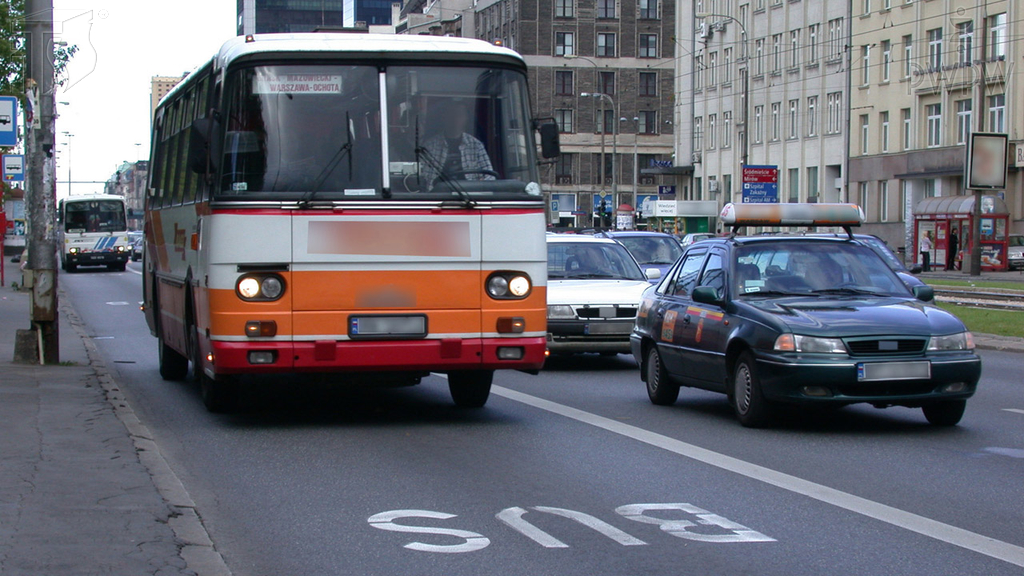 zdjecie do pytania - Czego nie możesz robić kierując autobusem przewożącym osoby?