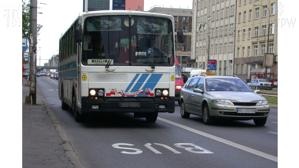 zdjecie do pytania - Który dokument jest zobowiązany mieć przy sobie kierujący autobusem podczas wykonywania przewozu drogowego osób?