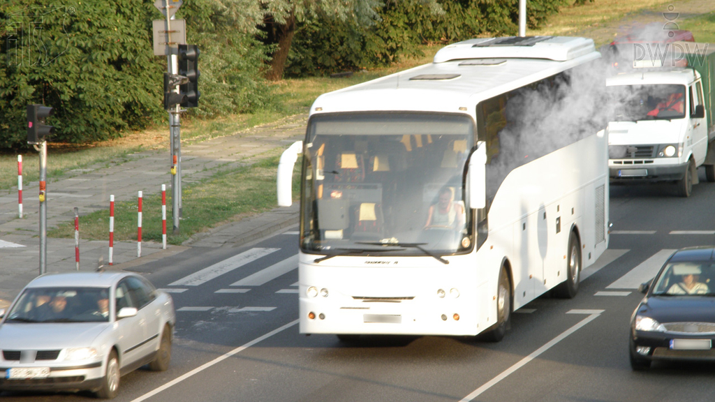 zdjecie do pytania - O co, w pierwszej kolejności, masz obowiązek zadbać w przypadku pożaru autokaru, którym kierujesz?