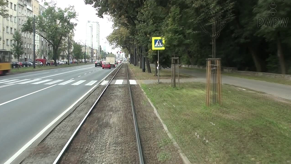 zdjecie do pytania - Czy w tej sytuacji masz prawo kontynuować jazdę pomimo braku sygnalizatora tramwajowego?