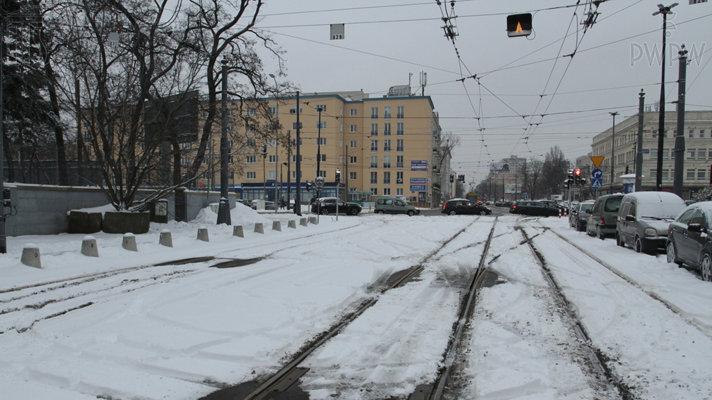 zdjecie do pytania - Czy wyjeżdżając z zajezdni, masz pierwszeństwo przed pojazdami poruszającymi się drogą poprzeczną?