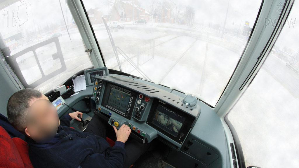 zdjecie do pytania - Czy kierując tramwajem podczas zatrzymania wynikającego z warunków ruchu drogowego w warunkach zmniejszonej przejrzystości powietrza, możesz używać świateł przeciwmgłowych przednich?