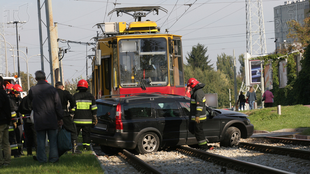 zdjecie do pytania - Czy uczestnicząc w wypadku drogowym, w którym są ranni, masz prawo oddalić się z miejsca zdarzenia po wezwaniu służb ratunkowych?