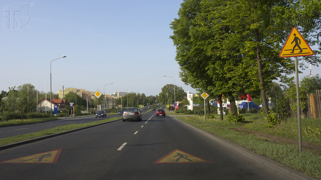 zdjecie do pytania - Czy w przedstawionej sytuacji jesteś ostrzegany o zbliżaniu się do wyznaczonego na drodze przejścia dla pieszych?