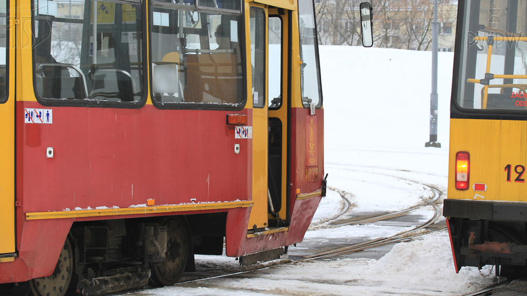 zdjecie do pytania - O czym należy pamiętać przed rozpoczęciem spychania składu tramwajów, uszkodzonego w wyniku kolizji ?