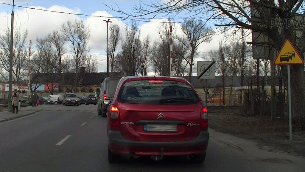 zdjecie do pytania - Czy w przedstawionej sytuacji jesteś ostrzegany o częstym występowaniu zablokowania ruchu pojazdów (korka)?