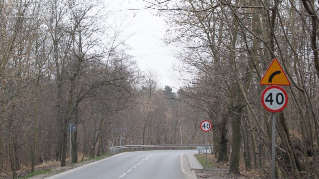 zdjecie do pytania - W jaki sposób zwiększysz widoczność w przypadku zbliżania się do zakrętu o ograniczonej widoczności w prawo?