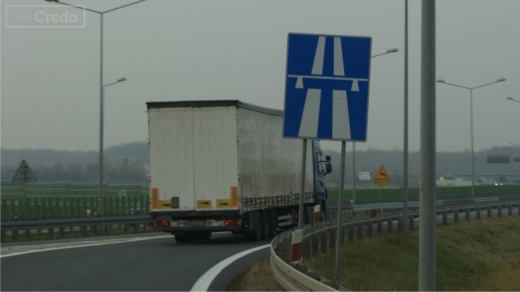 zdjecie do pytania - W którym z wymienionych miejsc możesz zatrzymać samochód ciężarowy podczas jazdy autostradą w sytuacji, gdy poczujesz zmęczenie?