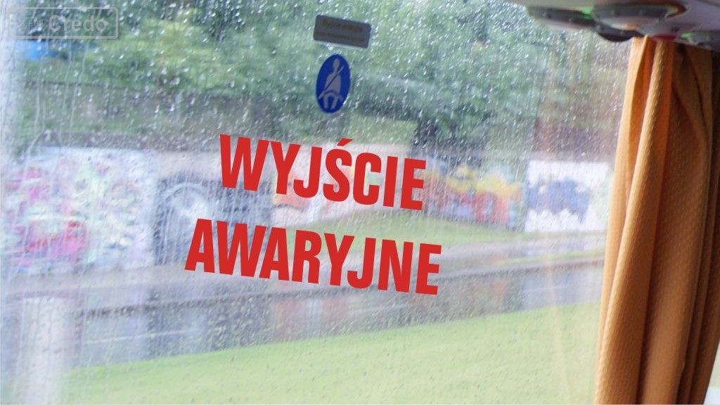 zdjecie do pytania - W ile wyjść awaryjnych powinien być wyposażony autobus posiadający 32 miejsca dla pasażerów?