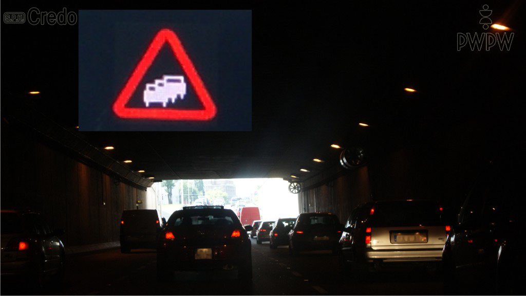 zdjecie do pytania - Ile metrów odstępu od poprzedzającego pojazdu należy zachować podczas zatrzymania wynikającego z zatoru drogowego w tunelu?