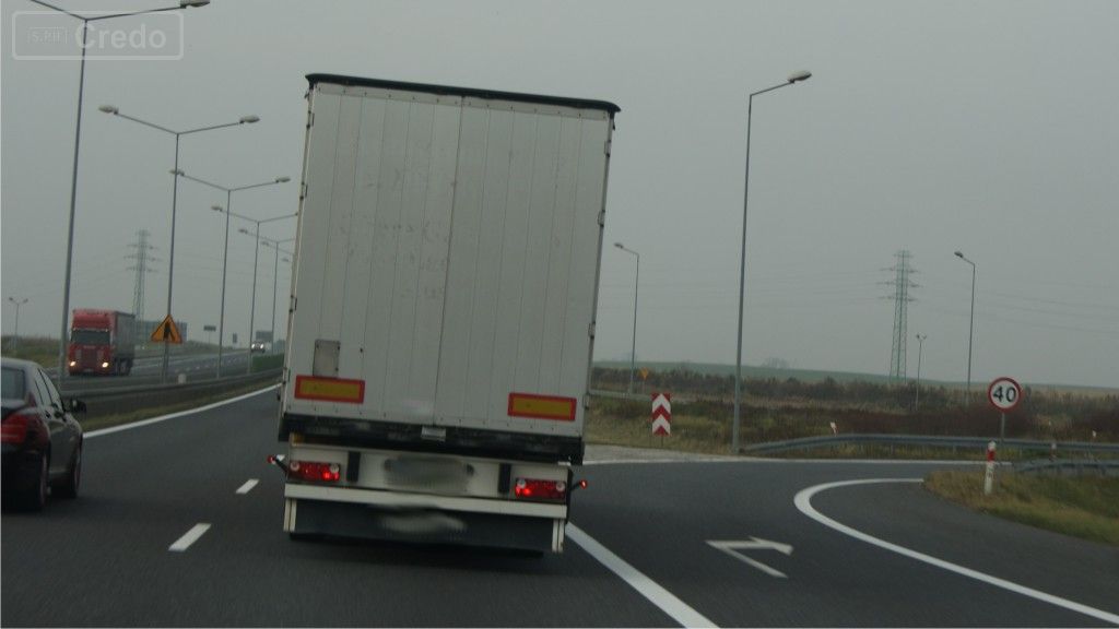 zdjecie do pytania - Jak należy się zachować w przypadku pomylenia zjazdu na drodze o wzmożonym ruchu?