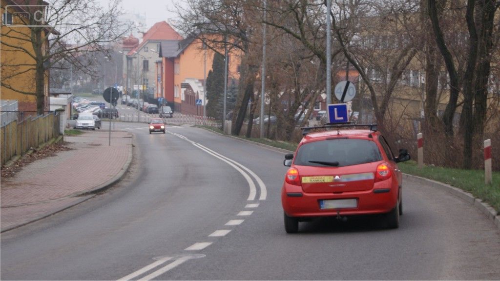 zdjecie do pytania - Jak zachowasz się w sytuacji, która zmusi Cię do kontynuuowania jazdy za pojazdem nauki jazdy, bez możliwości bezpiecznego wykonania manewru wyprzedzania?