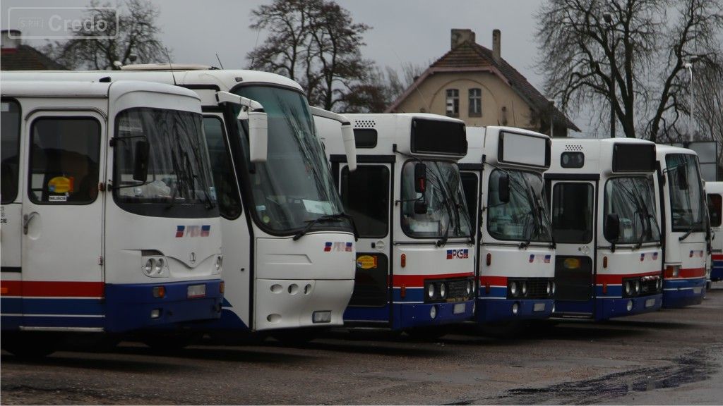 zdjecie do pytania - W jaki sposób możesz zmniejszyć zanieczyszczenie powietrza podczas postoju na dworcu autobusowym?