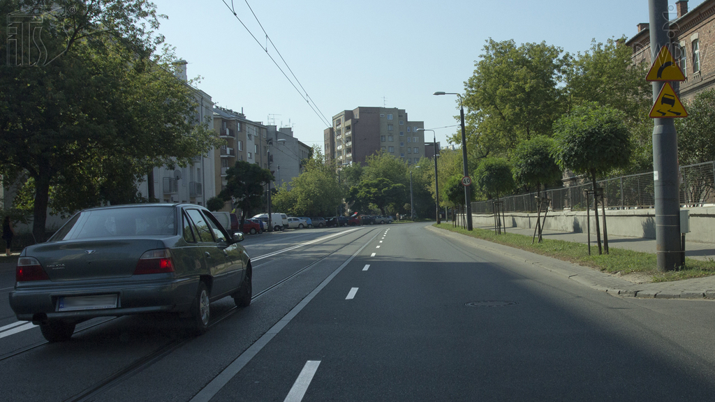 zdjecie do pytania - Zostałeś właśnie wyprzedzony przez pojazd widoczny przed Tobą. Czy bezpośrednio po wyprzedzeniu wolno Ci zwiększyć prędkość?