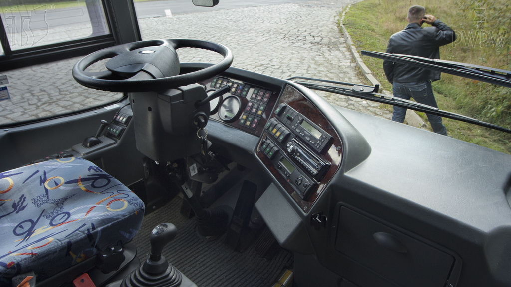 zdjecie do pytania - Czy podczas postoju wolno Ci oddalić się od autobusu, jeśli silnik jest w ruchu?