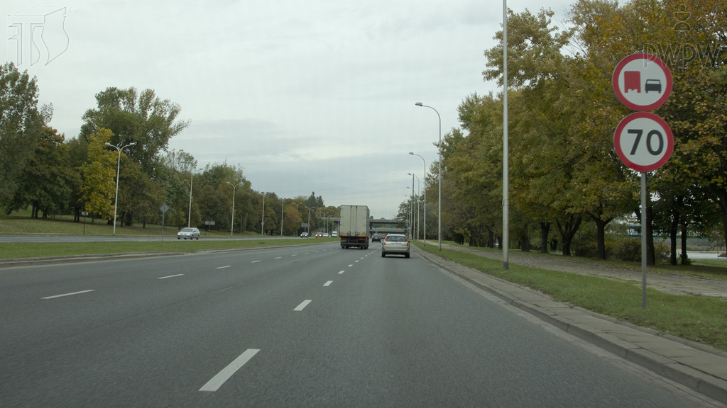 zdjecie do pytania - Czy w tej sytuacji, kierując samochodem ciężarowym o dopuszczalnej masie całkowitej 12 ton, masz prawo wyprzedzić samochód osobowy?