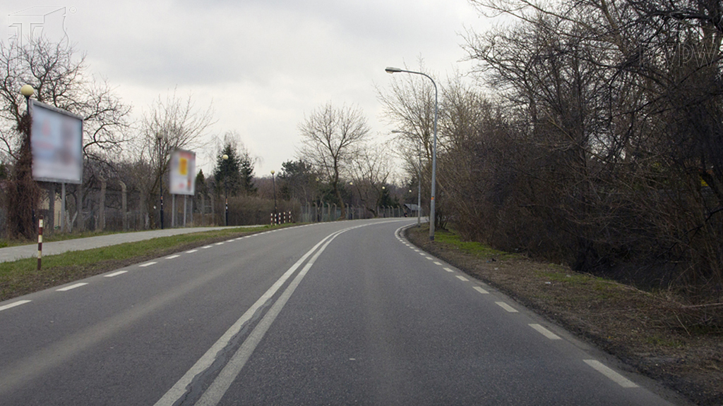 zdjecie do pytania - Jedziesz z prędkością 80 km/h. Jaka pozycja początkowa zapewni Ci optymalny tor jazdy po zakręcie?