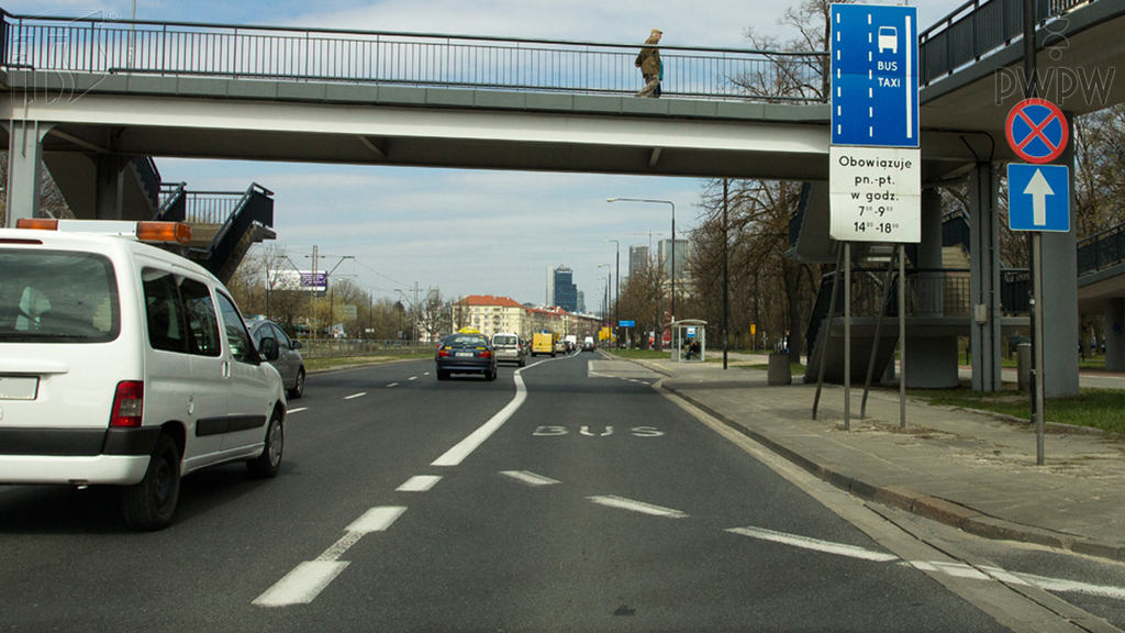 zdjecie do pytania - Kierujesz autobusem wykonującym odpłatny przewóz osób na regularnych liniach. Czy w tej sytuacji wolno Ci korzystać w dowolnym czasie z prawego pasa ruchu?