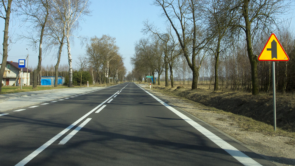 zdjecie do pytania - Czy bezpośrednio za tym znakiem masz prawo zatrzymać pojazd na poboczu, jeżeli nie utrudni to ruchu innych pojazdów?