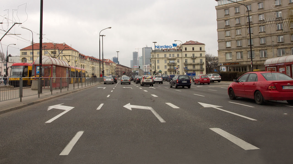 zdjecie do pytania - Czy jadąc tym pasem ruchu masz prawo zawrócić na najbliższym  skrzyżowaniu?