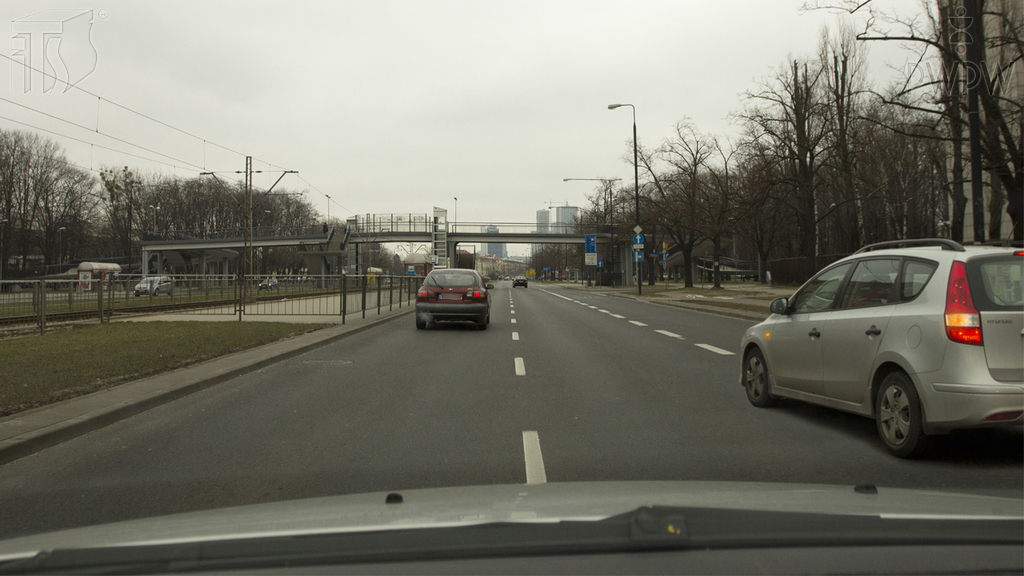 zdjecie do pytania - Czy zmieniając pas ruchu z lewego na środkowy, miałeś pierwszeństwo przed pojazdem wjeżdżającym na ten pas z prawej strony?