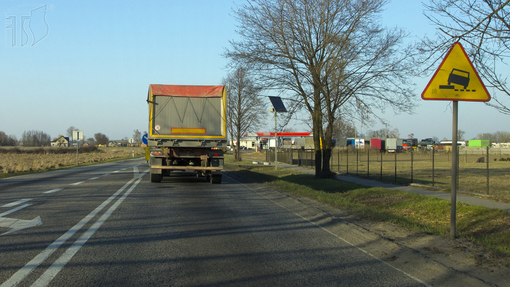 zdjecie do pytania - Czy w przedstawionej sytuacji, wjeżdżając na pobocze, powinieneś zrobić to ostrożnie i znacznie zmniejszyć prędkość?