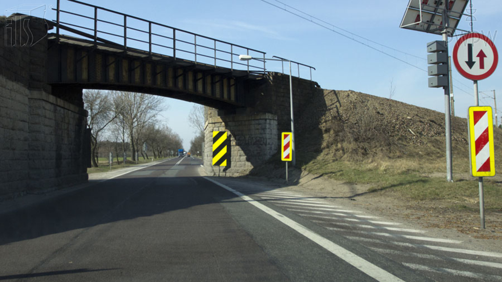 zdjecie do pytania - Czy w tej sytuacji wolno Ci wjechać na zwężony odcinek jezdni, jeżeli nie zmusisz tym nadjeżdżającego z przeciwka do zatrzymania się?