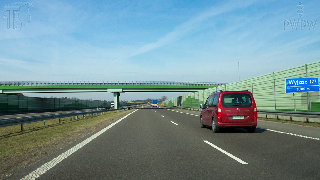 zdjecie do pytania - Czy wolno Ci wyprzedzić pojazd poruszający się obok, zanim zmienisz pas ruchu i zjedziesz z autostrady na najbliższym wyjeździe?