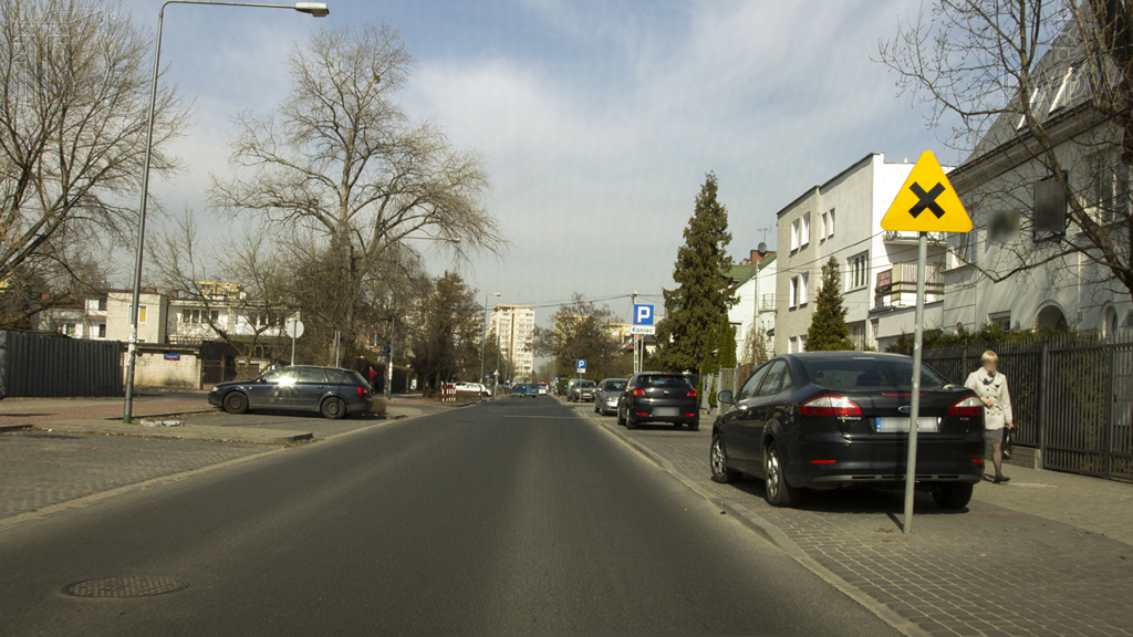 zdjecie do pytania - Czy jadąc z prędkością 50 km/h i mając niedostateczną widoczność po prawej stronie, powinieneś na tym skrzyżowaniu zmniejszyć prędkość?