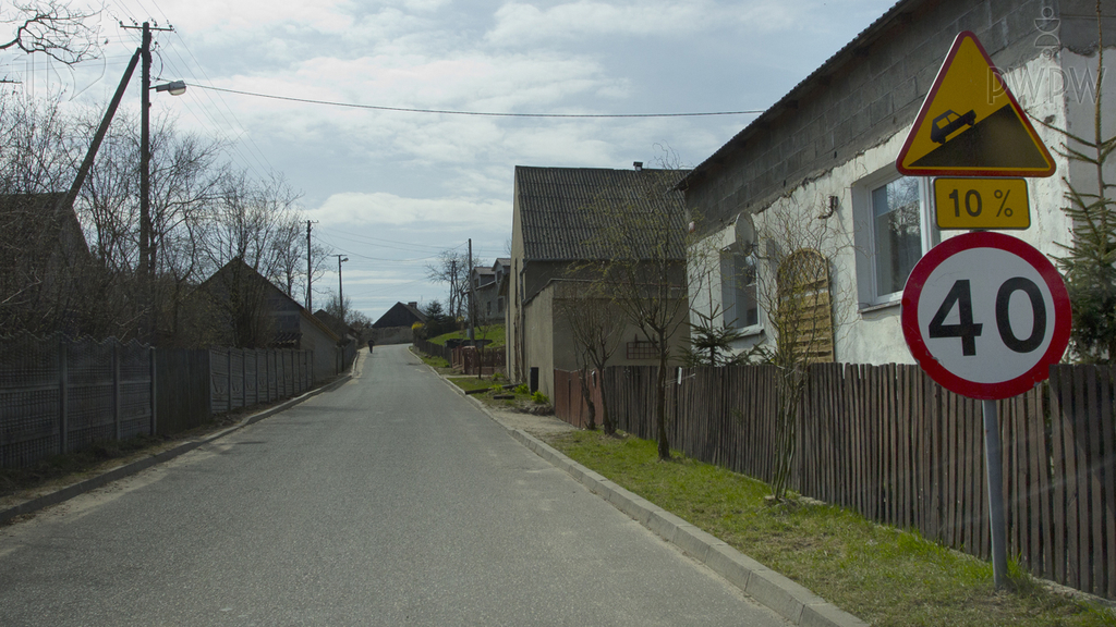 zdjecie do pytania - Czy w przedstawionej sytuacji jesteś ostrzegany o znacznym wzniesieniu drogi?