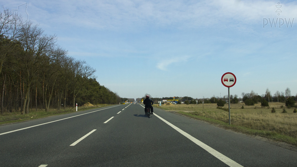 zdjecie do pytania - Czy w tej sytuacji masz prawo wyprzedzić motocykl jednośladowy, jeśli kierujesz motocyklem wielośladowym?