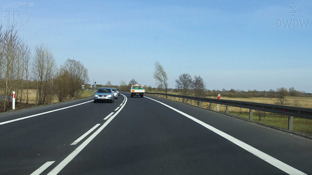 zdjecie do pytania - Jedziesz z prędkością 90 km/h. Jaka pozycja początkowa zapewni Ci optymalny tor jazdy po zakręcie?