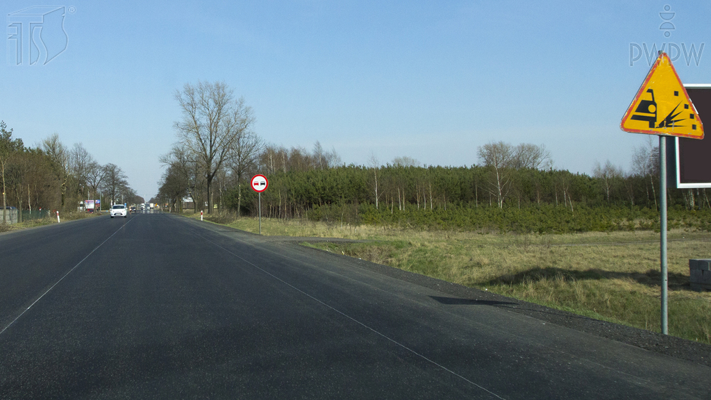 zdjecie do pytania - Czy w przedstawionej sytuacji jesteś ostrzegany o drodze pokrytej żwirem, który może być wyrzucany spod kół jadących pojazdów?