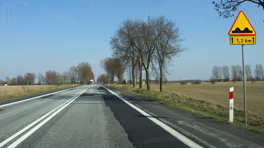 zdjecie do pytania - Czy w przedstawionej sytuacji jesteś ostrzegany o nierównościach na drodze, występujących na odcinku 1,2 km za znakiem?