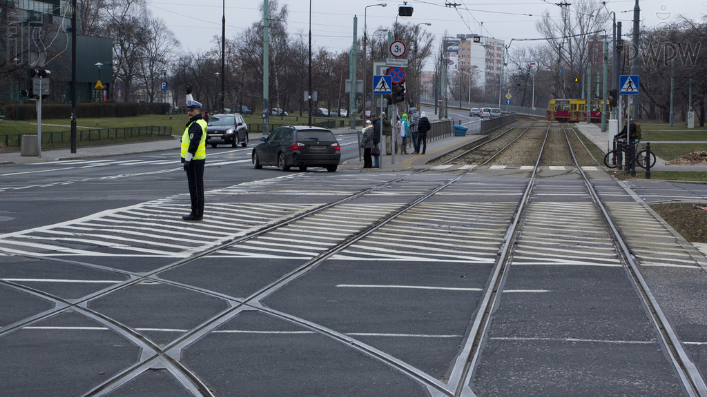 zdjecie do pytania - Czy uniesiona ręka policjanta oznacza mającą nastąpić zmianę nadawanego sygnału?