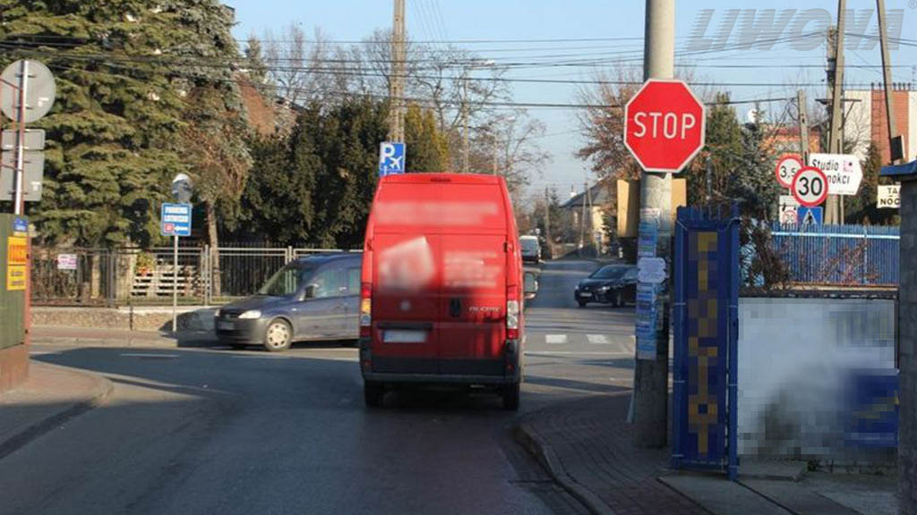 zdjecie do pytania - Czy w widocznej sytuacji masz pierwszeństwo przed pojazdem poruszającym się jezdnią poprzeczną?