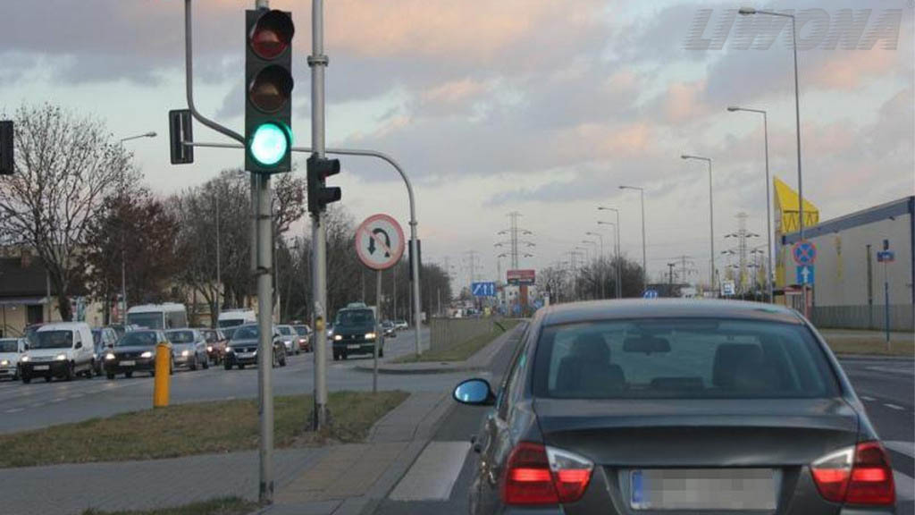 zdjecie do pytania - Czy widoczny znak zakazu zabrania skręcania w lewo na skrzyżowaniu?