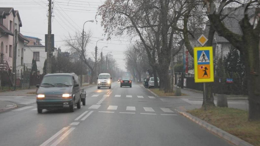 zdjecie do pytania - W jaki sposób oświetlają drogę przed samochodem osobowym światła mijania?